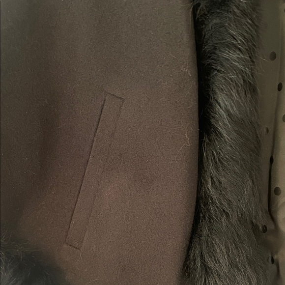 Elegant Black Fur Trim Cape - Picture 2 of 7